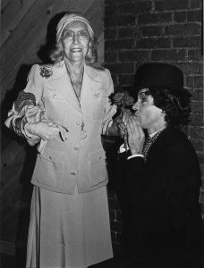 Gloria Swanson 1982, NYC cliff.jpg